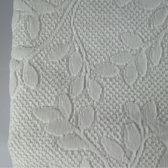 2 Pc Felpinter Bath Towel Set White Textured Floral Design Made in Portugal NEW - Picture 6 of 9